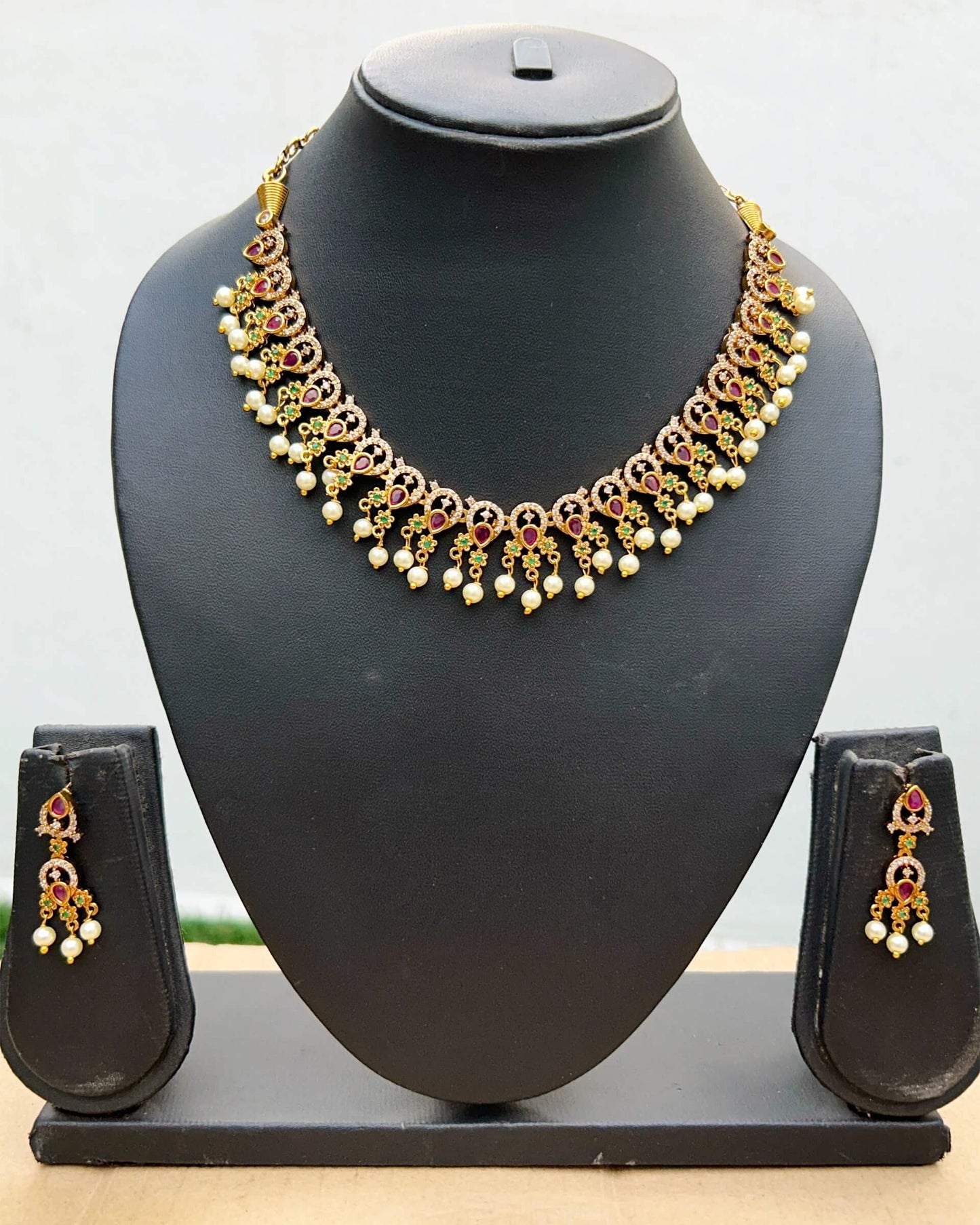 gold set design