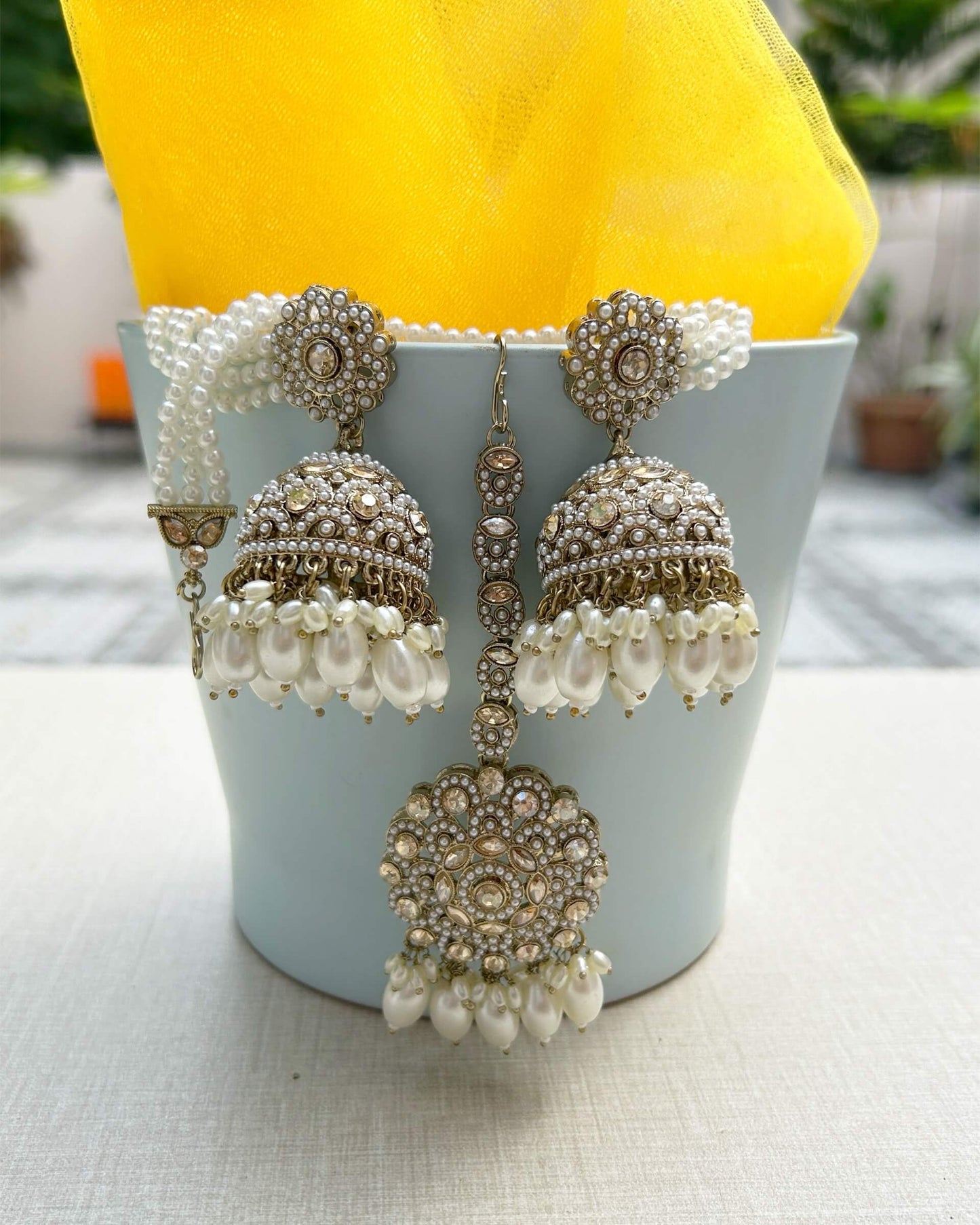 Jhumka with Maang Tika set.