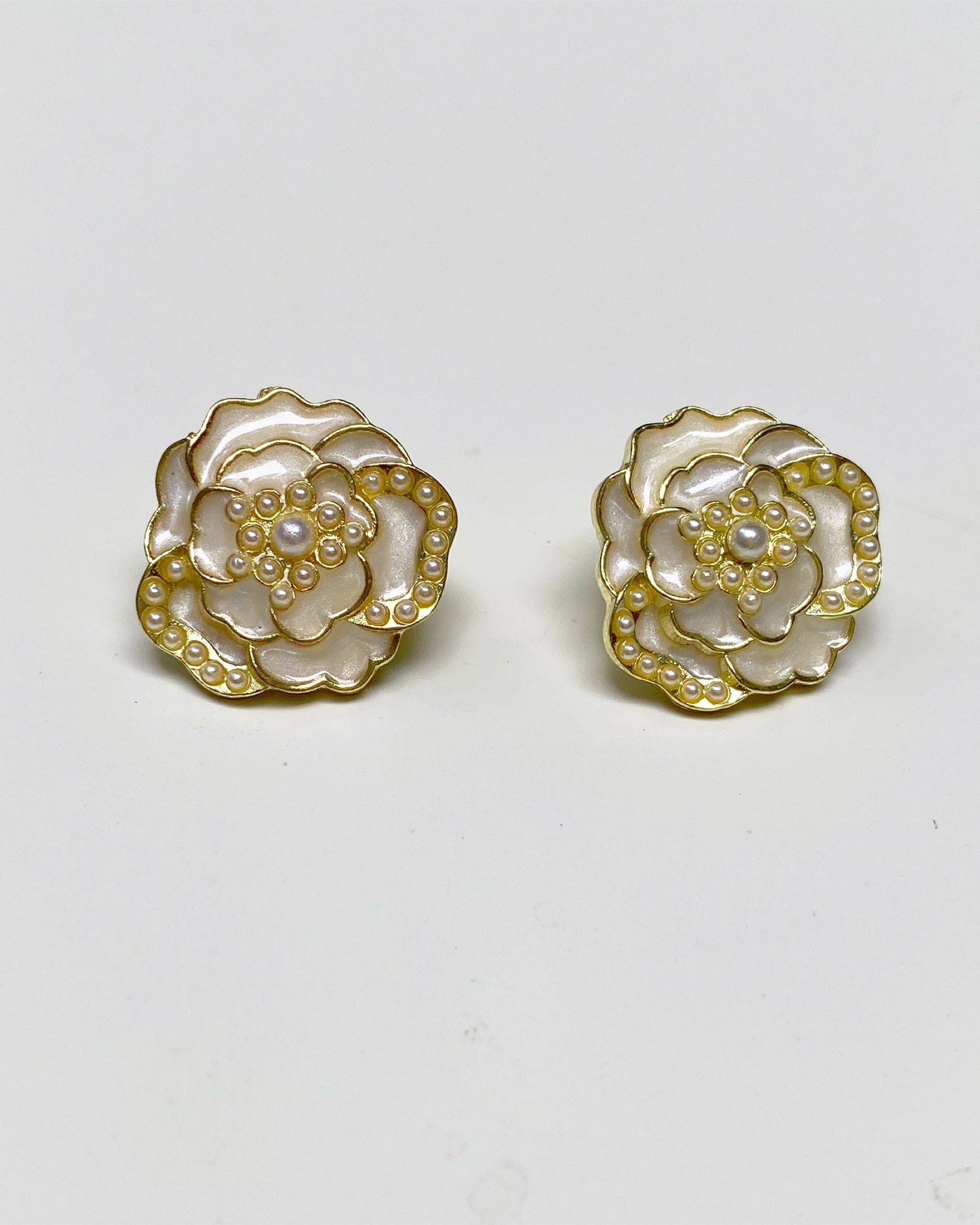 White Noir Pearl Blossom Studs