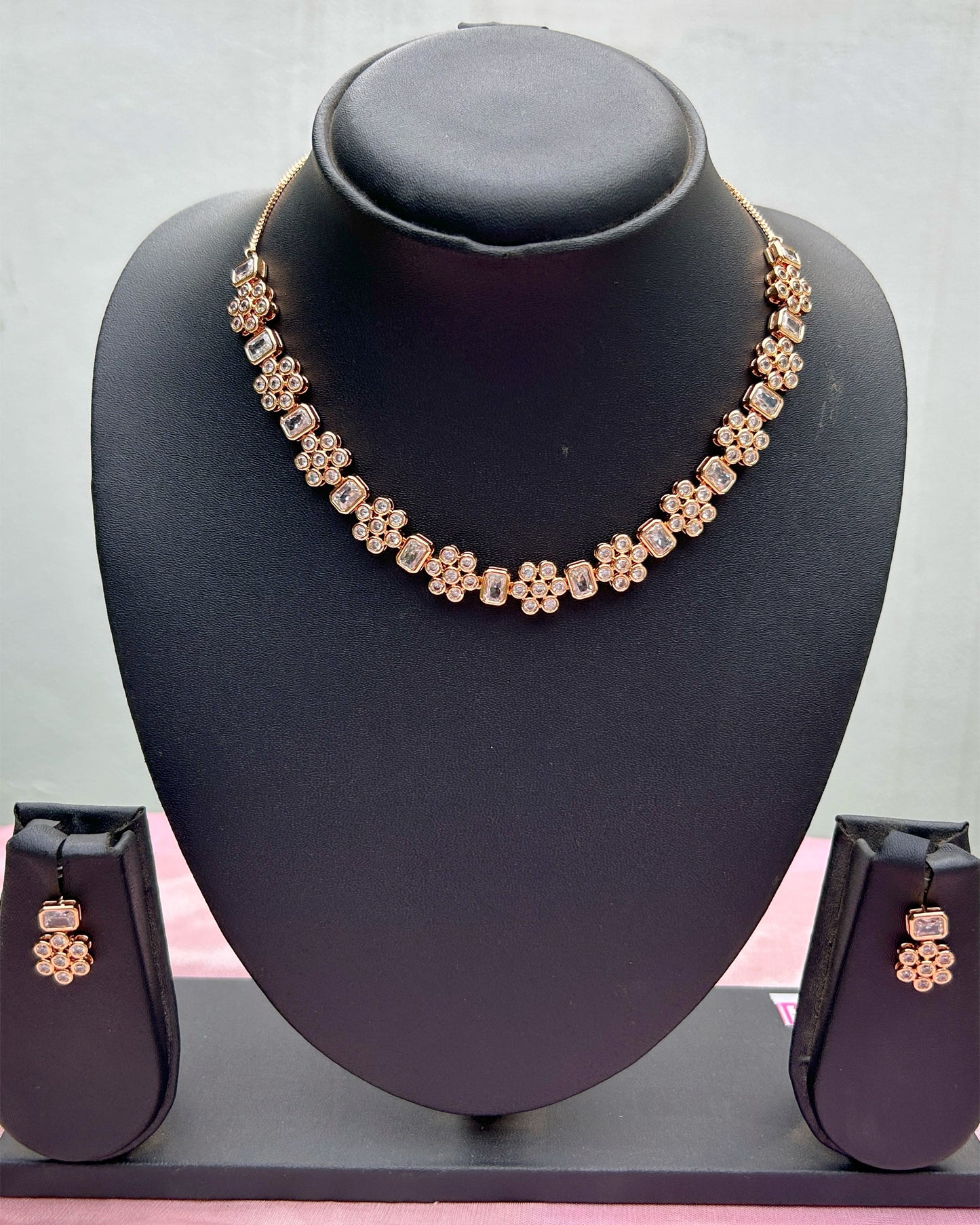 beautiful gold necklace