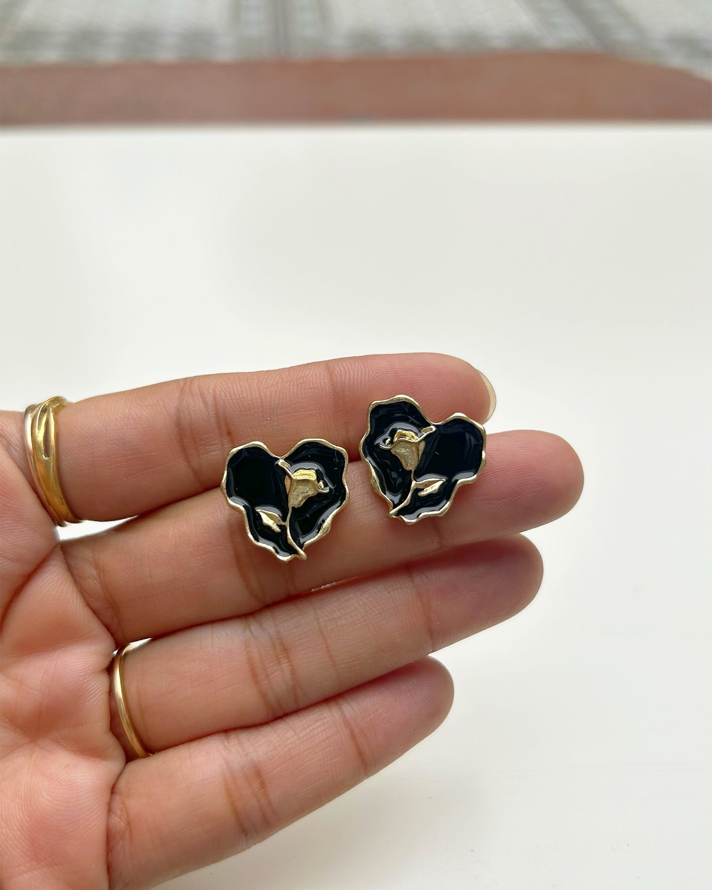Rose Engraved Black Heart Earring