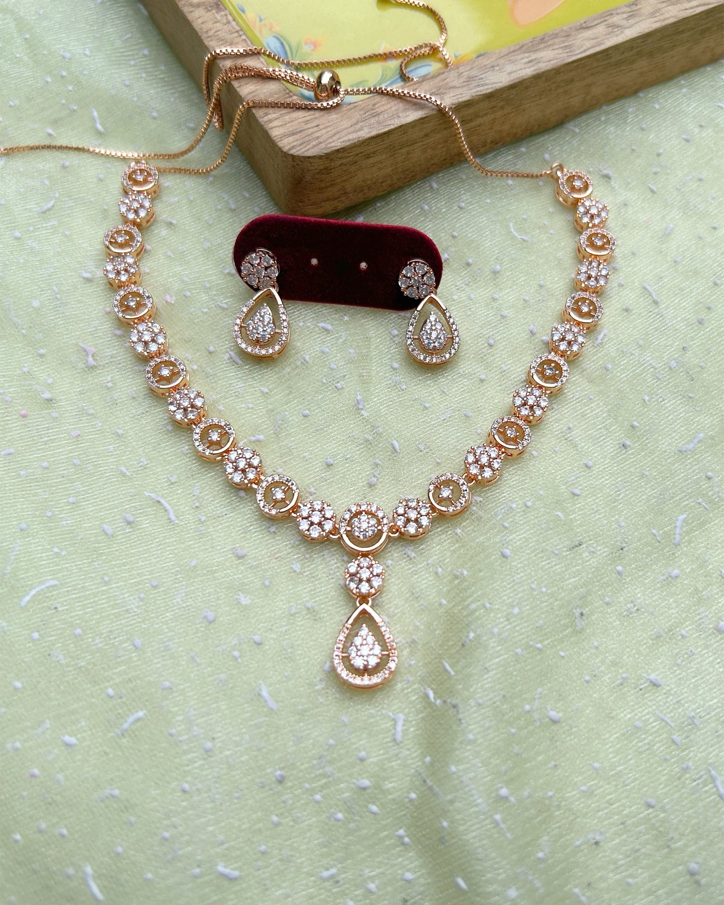 Rose Bloom Teardrop Necklace Set