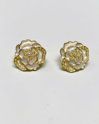 White Noir Pearl Blossom Studs