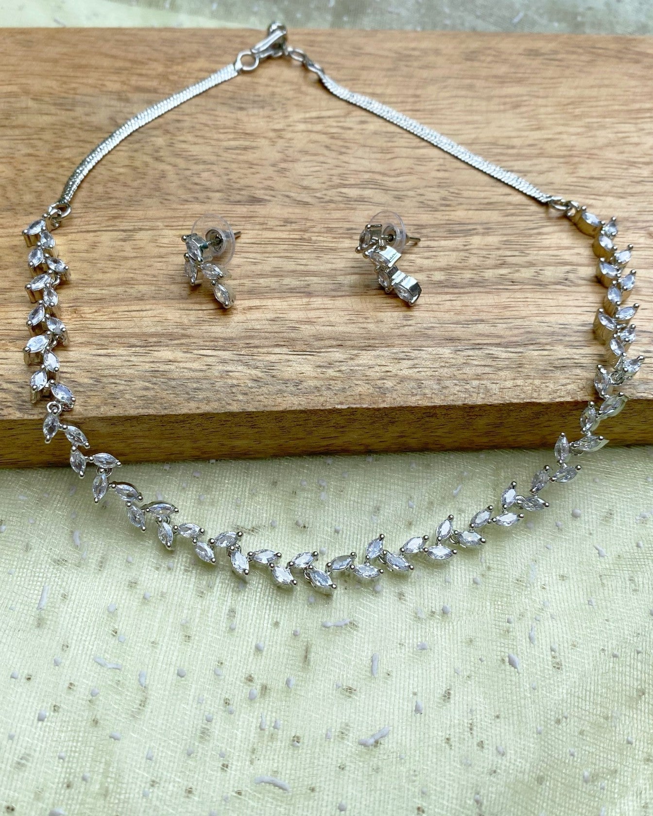 Sliver Fine Laurel Necklace Set