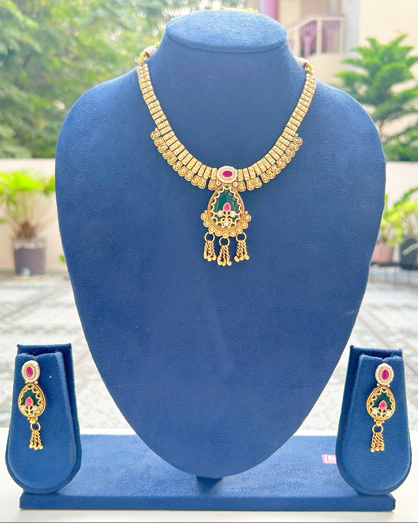 Emerald Green Filigree Pear-Drop Necklace Set