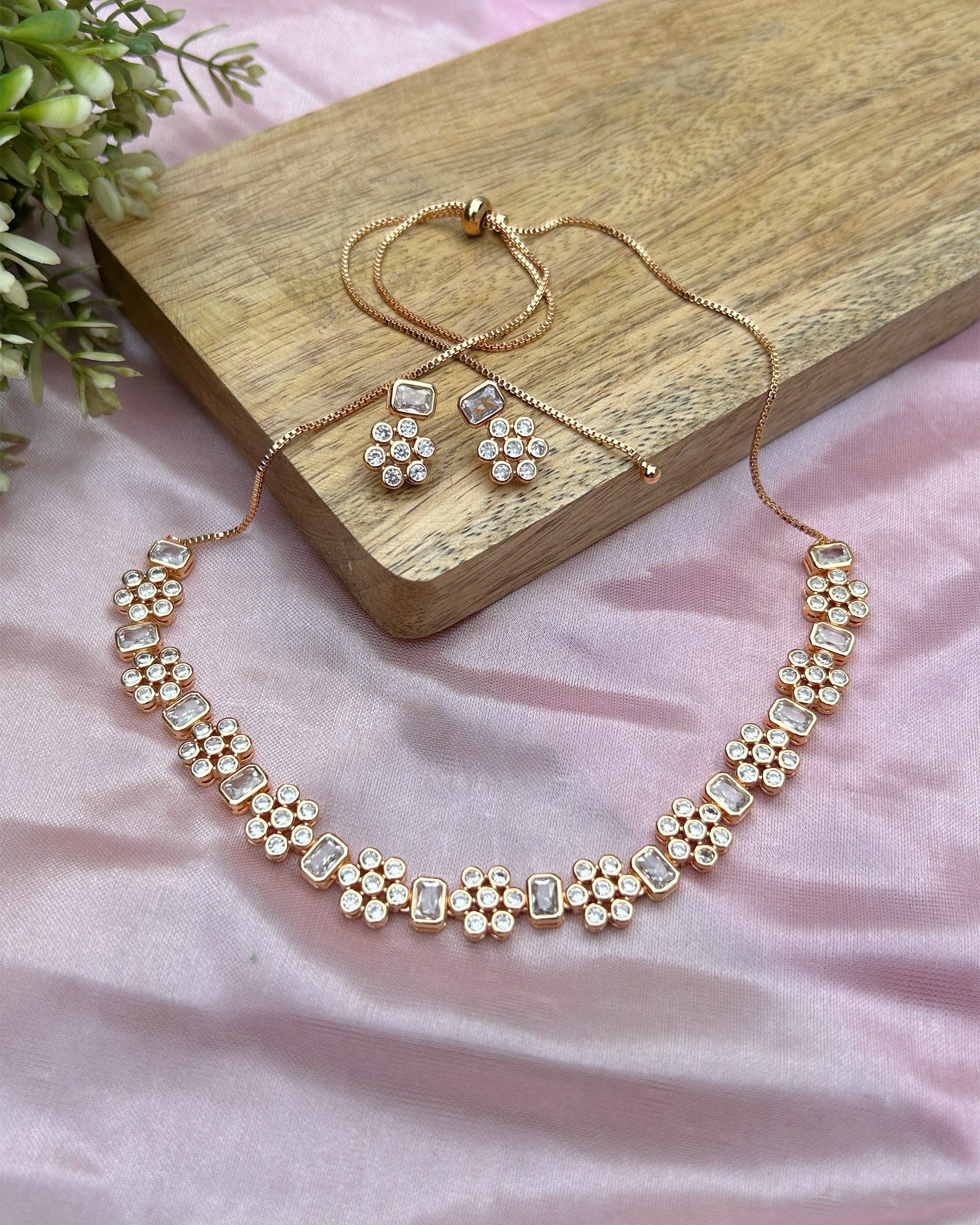 beautiful gold necklace