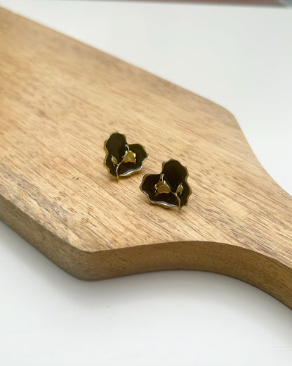 Rose Engraved Black Heart Earring